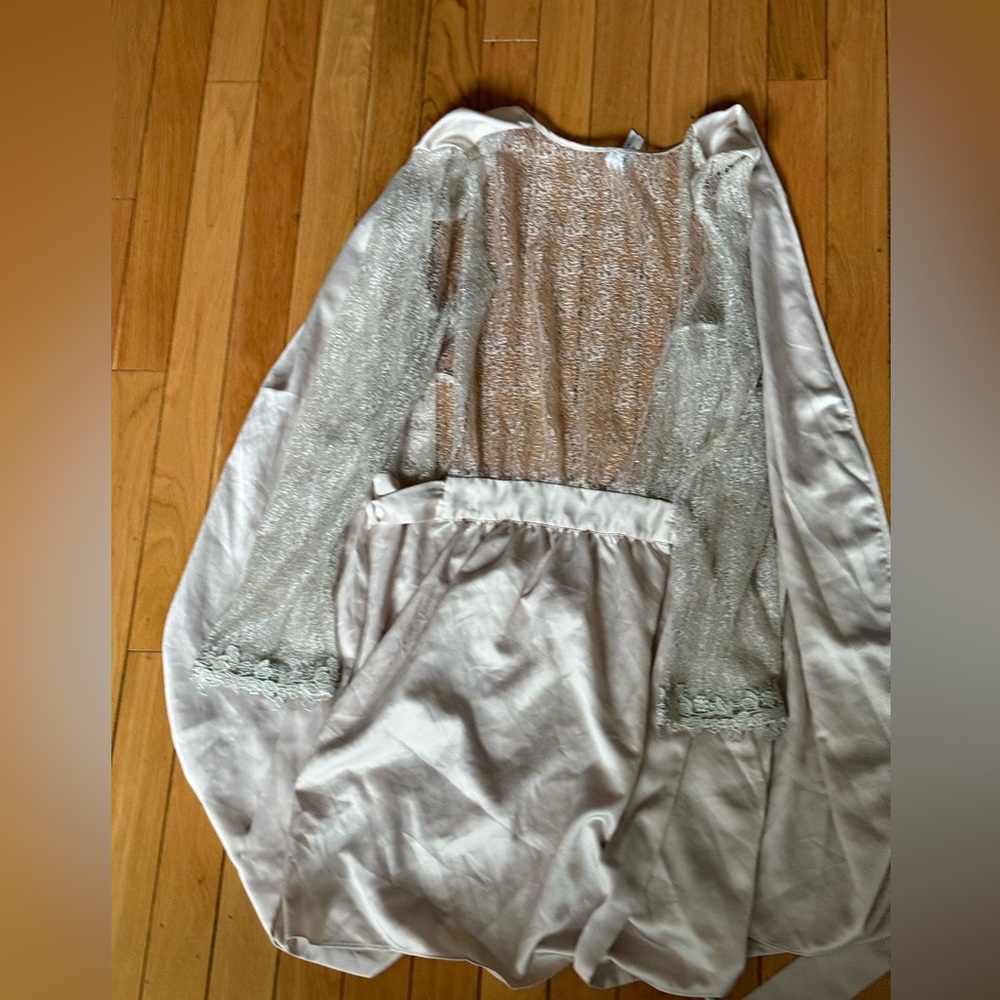 Champagne Lace Robe - Picture 6 of 10